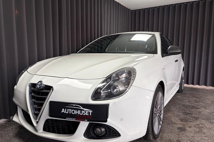 Rød Alfa Romeo Giulietta fra 2014