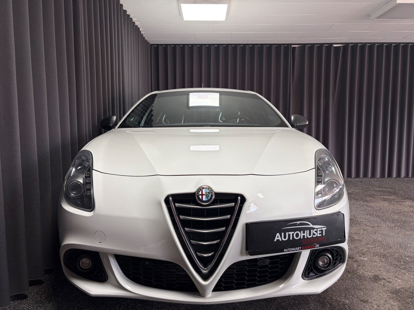 Rød Alfa Romeo Giulietta fra 2014