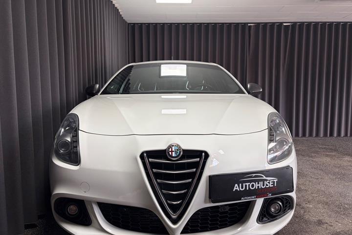 Rød Alfa Romeo Giulietta fra 2014