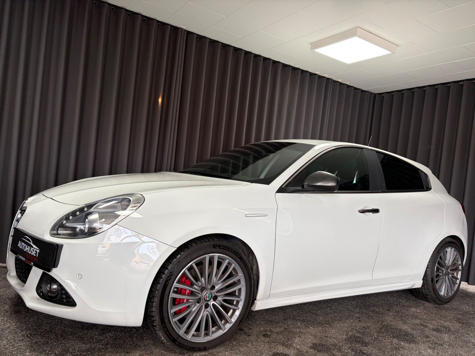 Rød Alfa Romeo Giulietta fra 2014