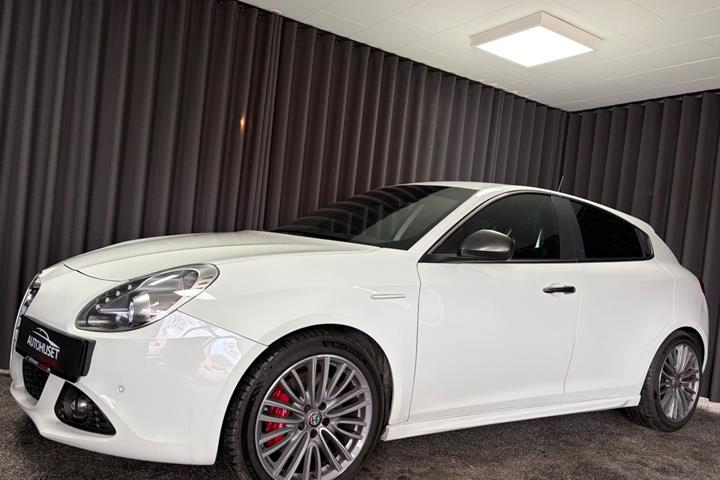 Rød Alfa Romeo Giulietta fra 2014