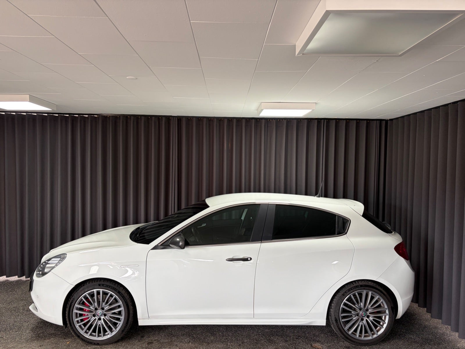 Rød Alfa Romeo Giulietta fra 2014