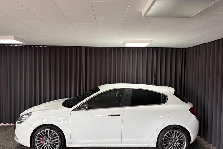 Rød Alfa Romeo Giulietta fra 2014