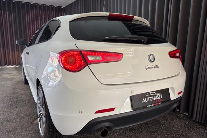 Rød Alfa Romeo Giulietta fra 2014