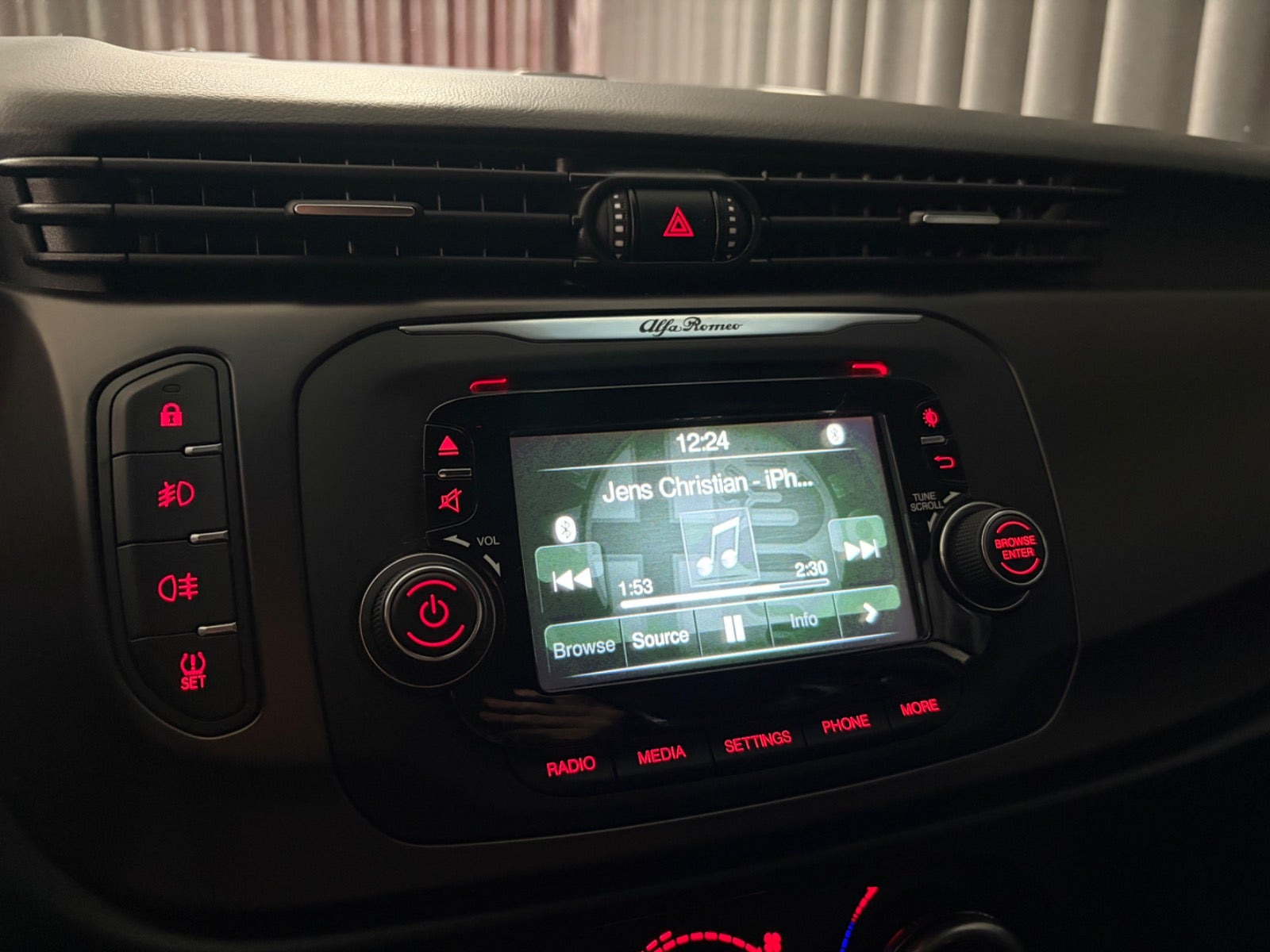 Rød Alfa Romeo Giulietta fra 2014