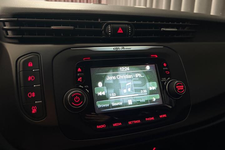 Rød Alfa Romeo Giulietta fra 2014