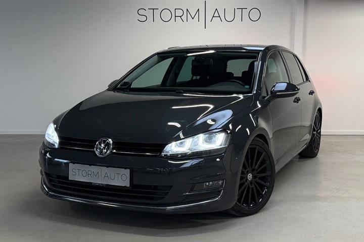 Grå VW Golf VII fra 2013
