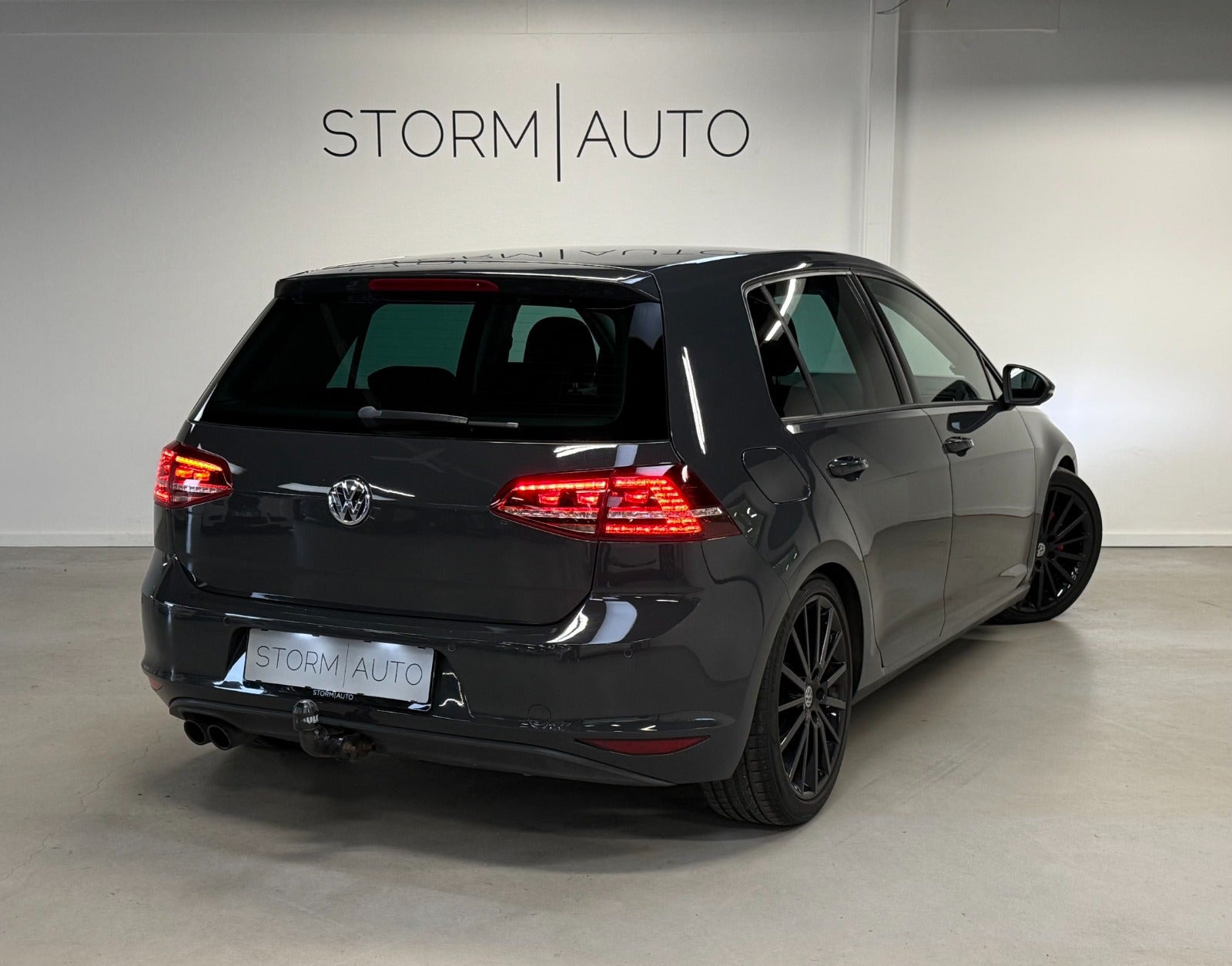 Grå VW Golf VII fra 2013