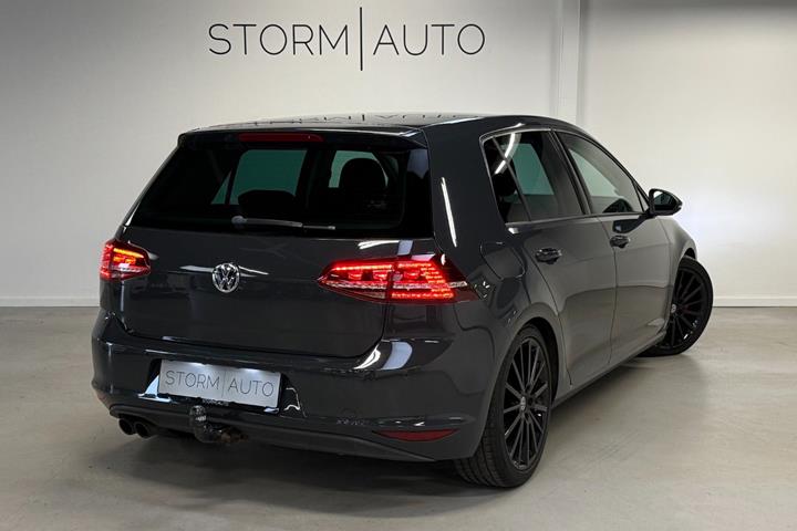 Grå VW Golf VII fra 2013