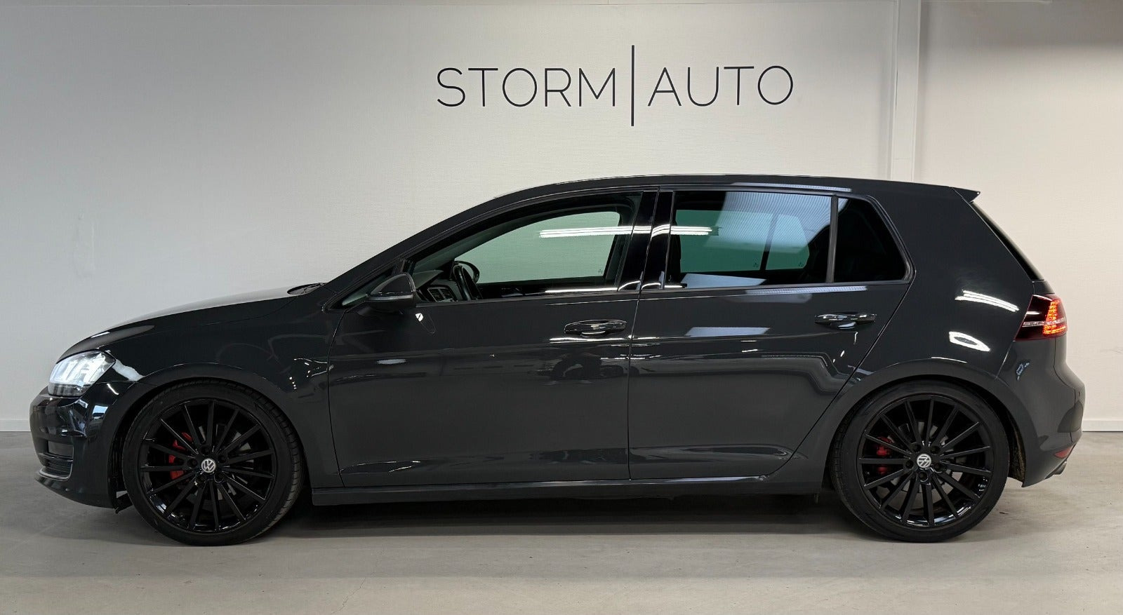 Grå VW Golf VII fra 2013