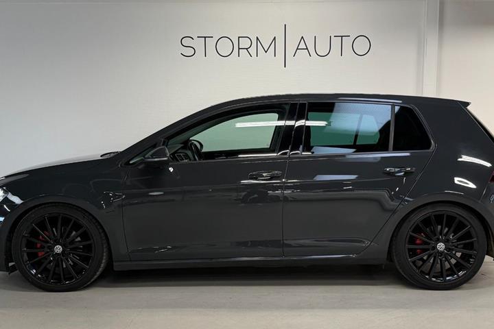 Grå VW Golf VII fra 2013
