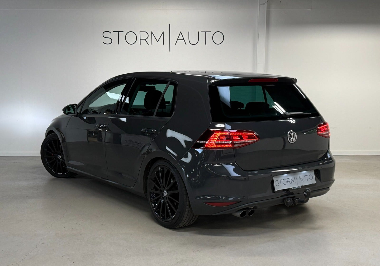 Grå VW Golf VII fra 2013