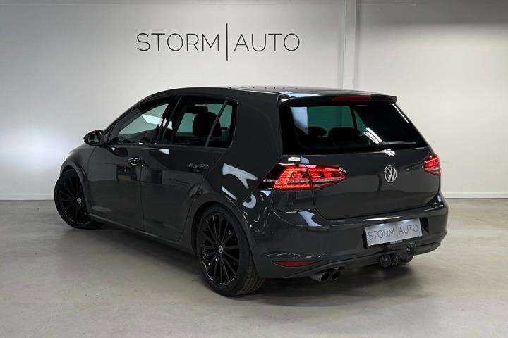 Grå VW Golf VII fra 2013