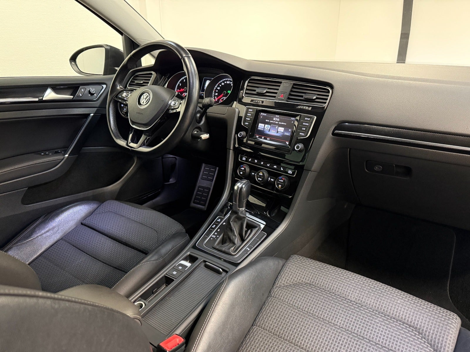 Grå VW Golf VII fra 2013