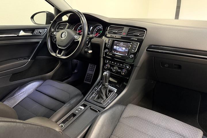 Grå VW Golf VII fra 2013