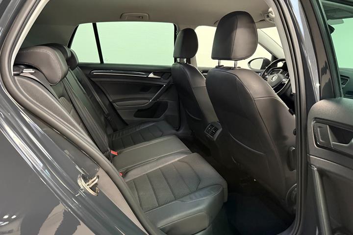 Grå VW Golf VII fra 2013
