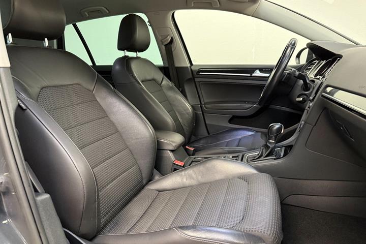Grå VW Golf VII fra 2013