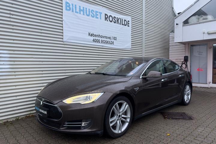 Brun Tesla Model S fra 2015