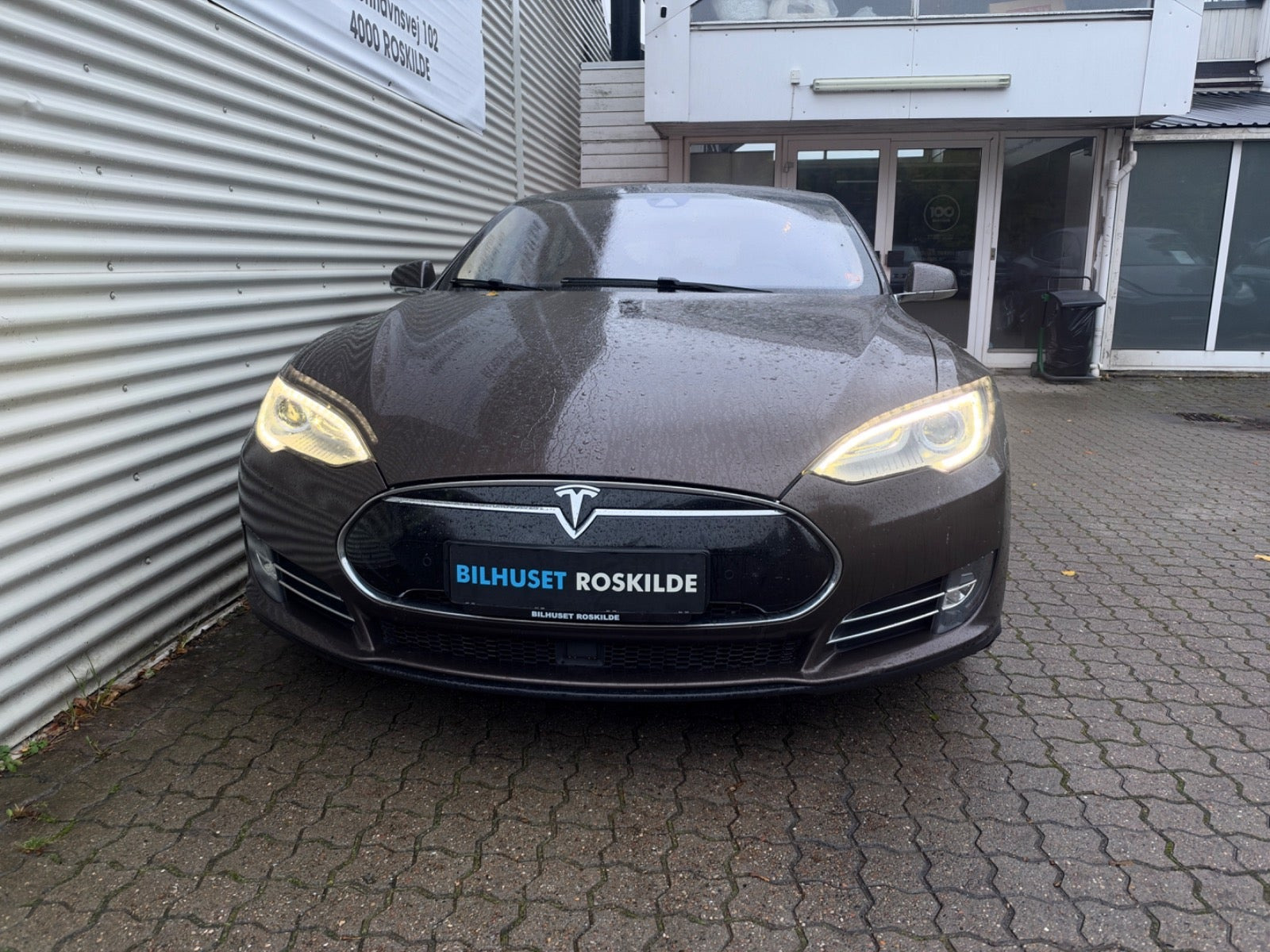 Brun Tesla Model S fra 2015