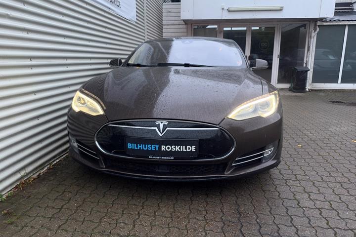 Brun Tesla Model S fra 2015