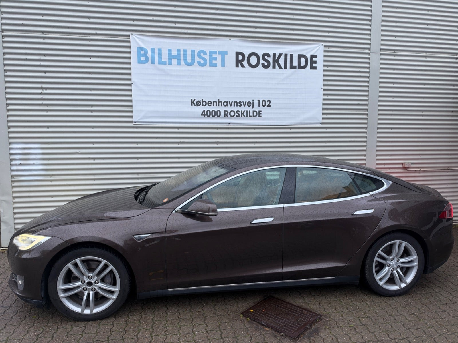 Brun Tesla Model S fra 2015
