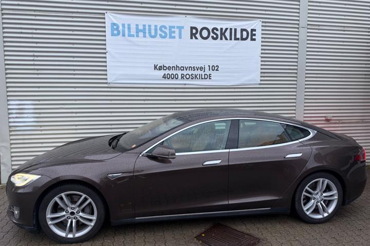 Brun Tesla Model S fra 2015