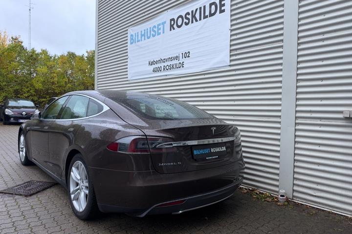 Brun Tesla Model S fra 2015