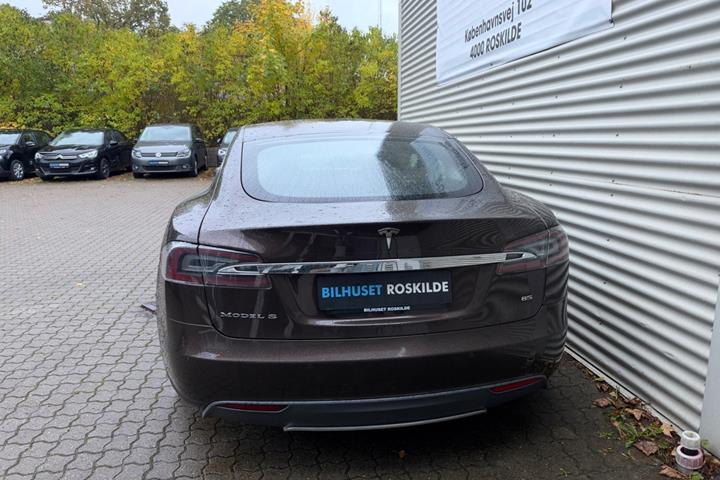 Brun Tesla Model S fra 2015