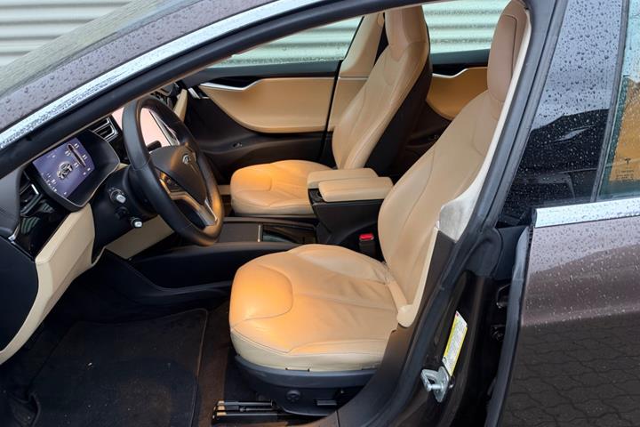 Brun Tesla Model S fra 2015