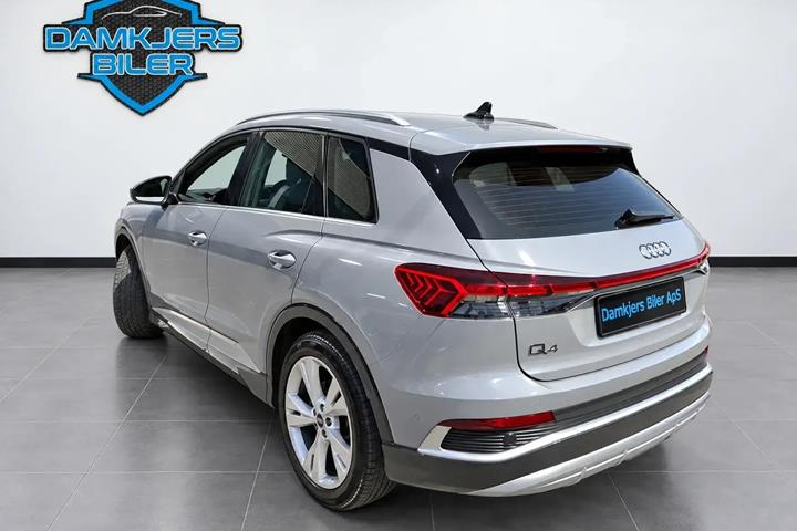 Grå Audi Q4 e-tron fra 2025