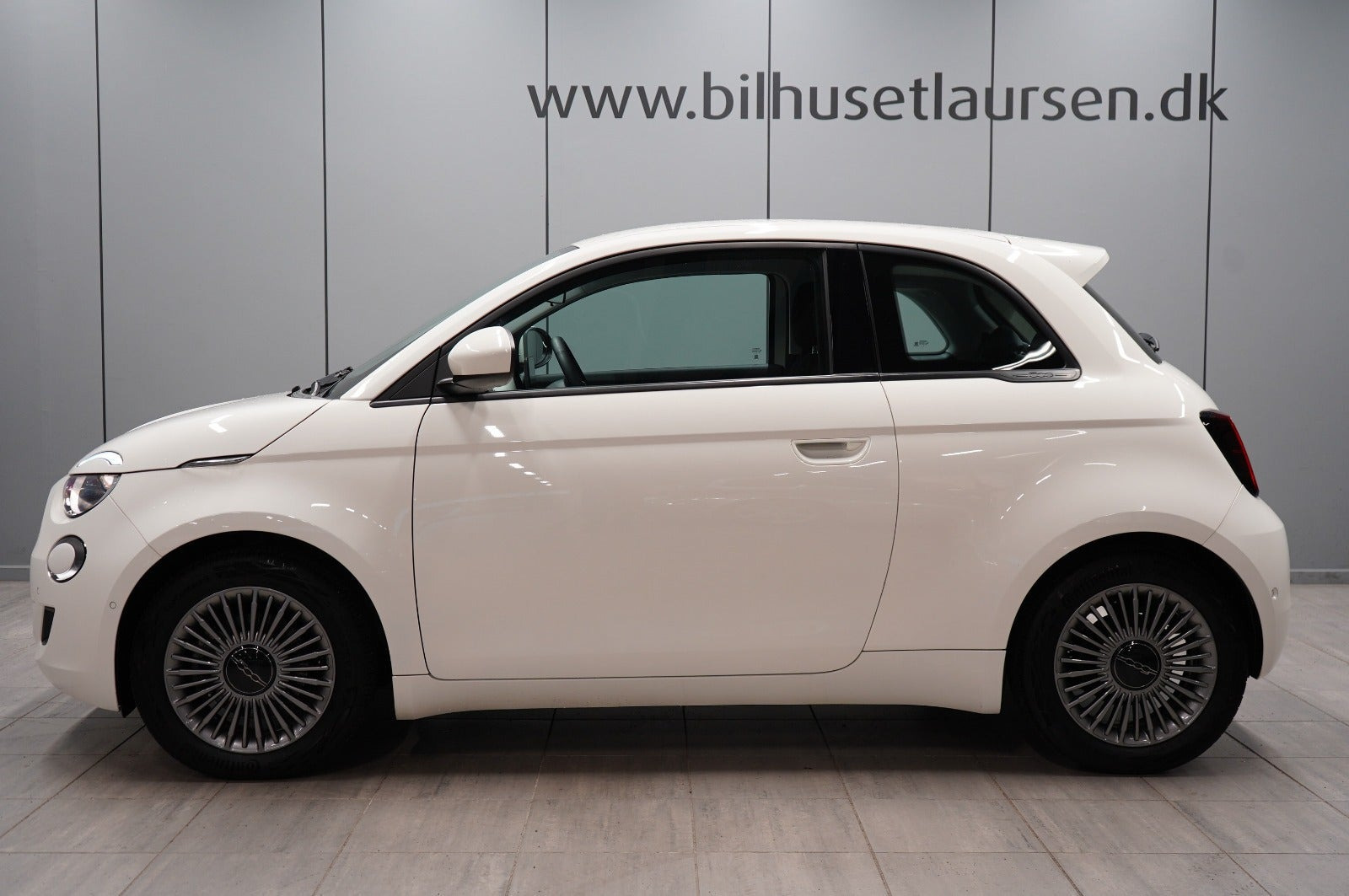 Hvid Fiat 500e fra 2023
