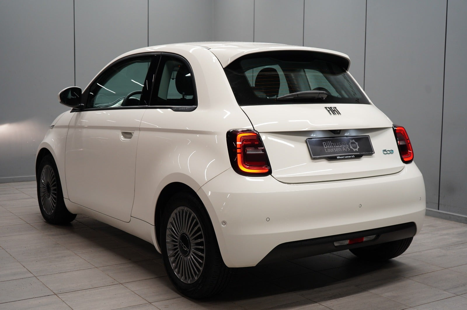 Hvid Fiat 500e fra 2023