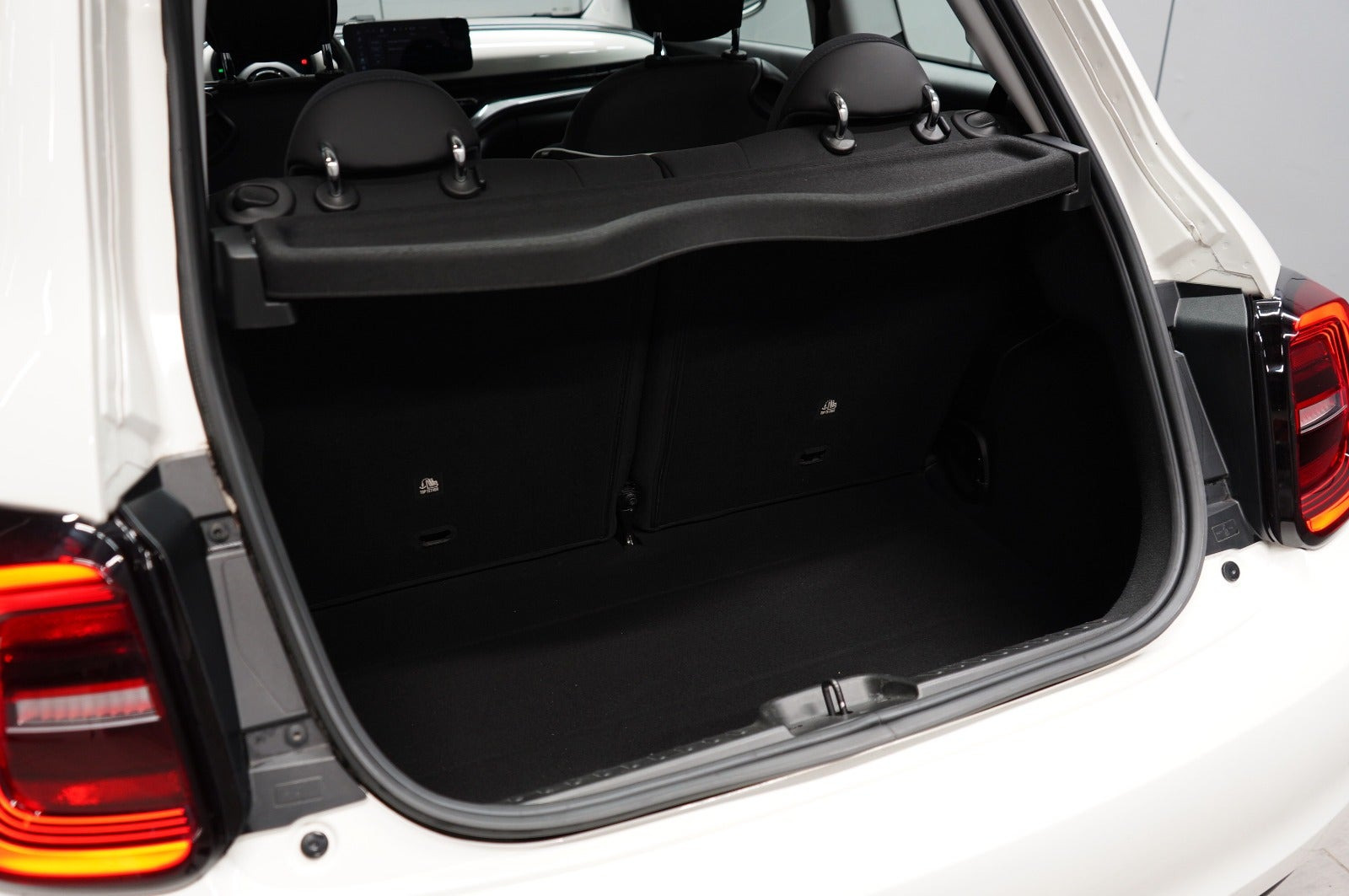 Hvid Fiat 500e fra 2023