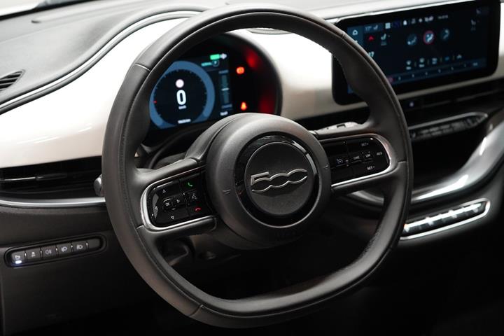 Hvid Fiat 500e fra 2023