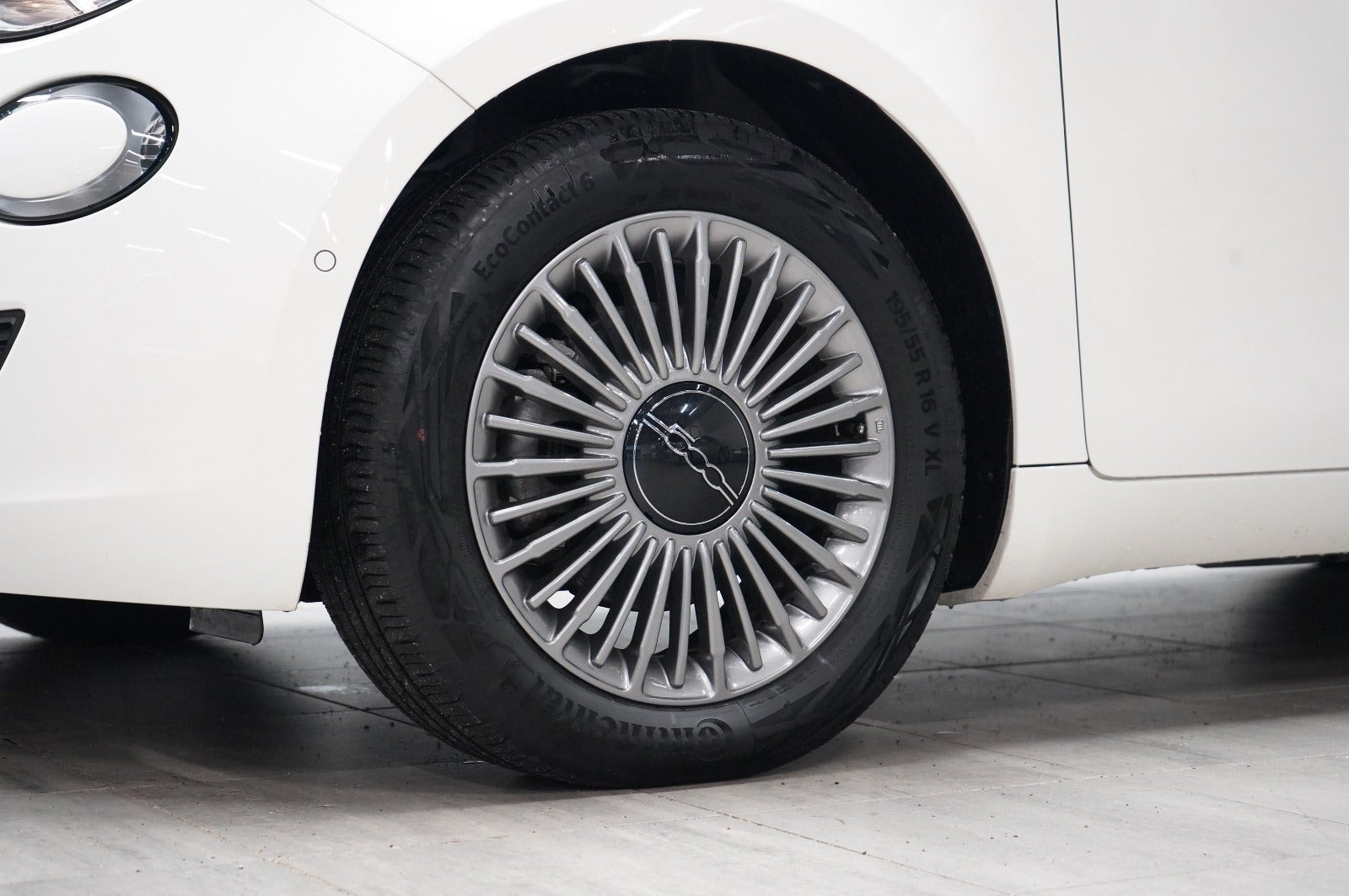 Hvid Fiat 500e fra 2023