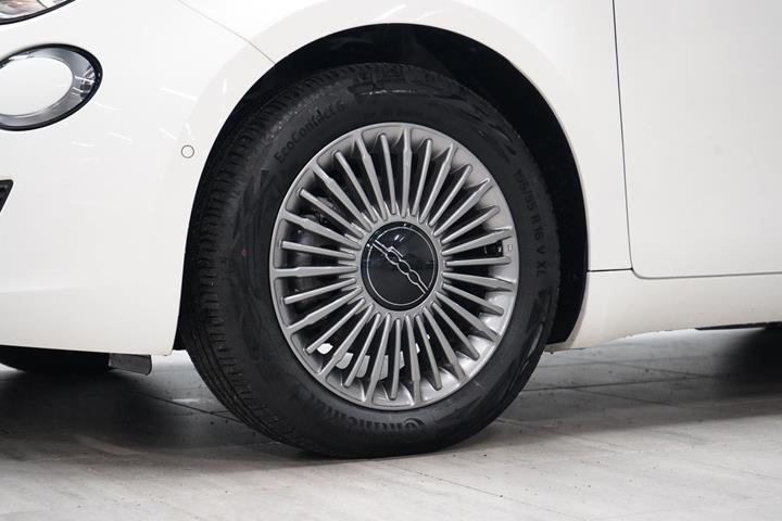 Hvid Fiat 500e fra 2023