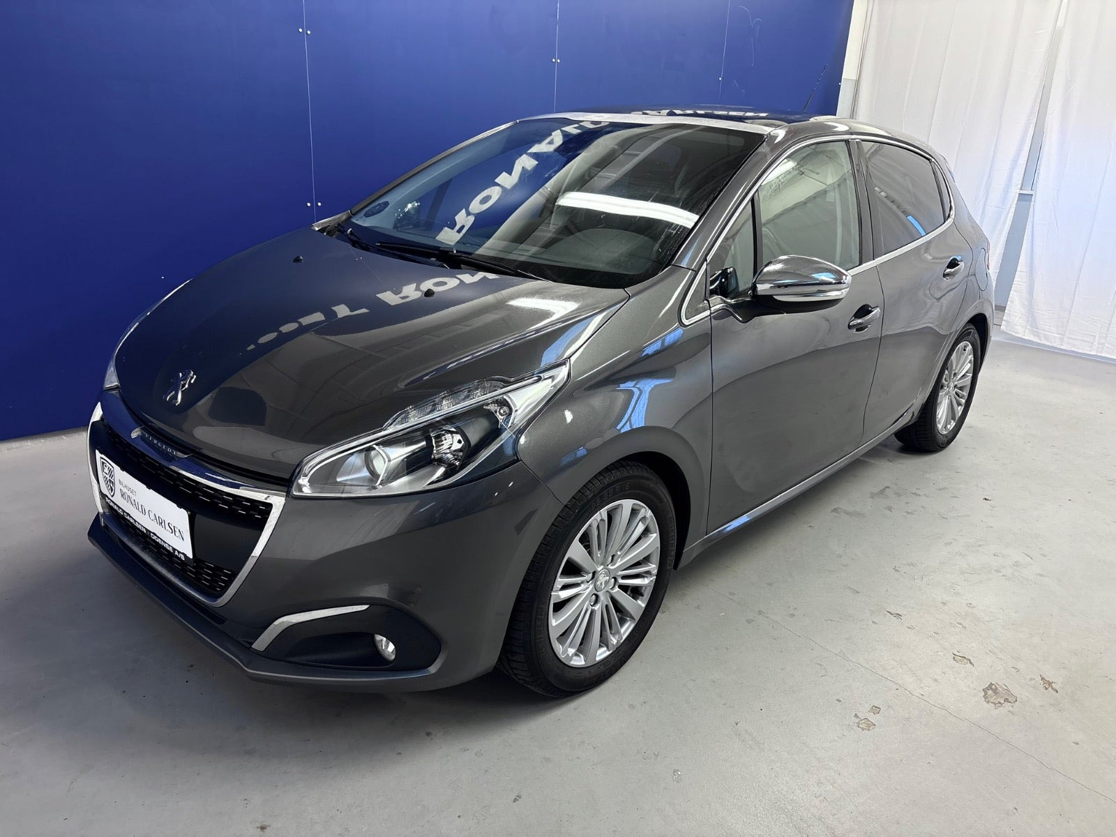 Grå Peugeot 208 fra 2019