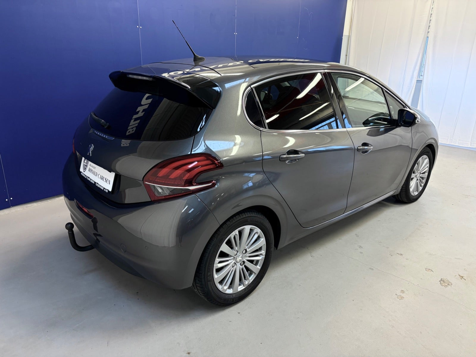 Grå Peugeot 208 fra 2019