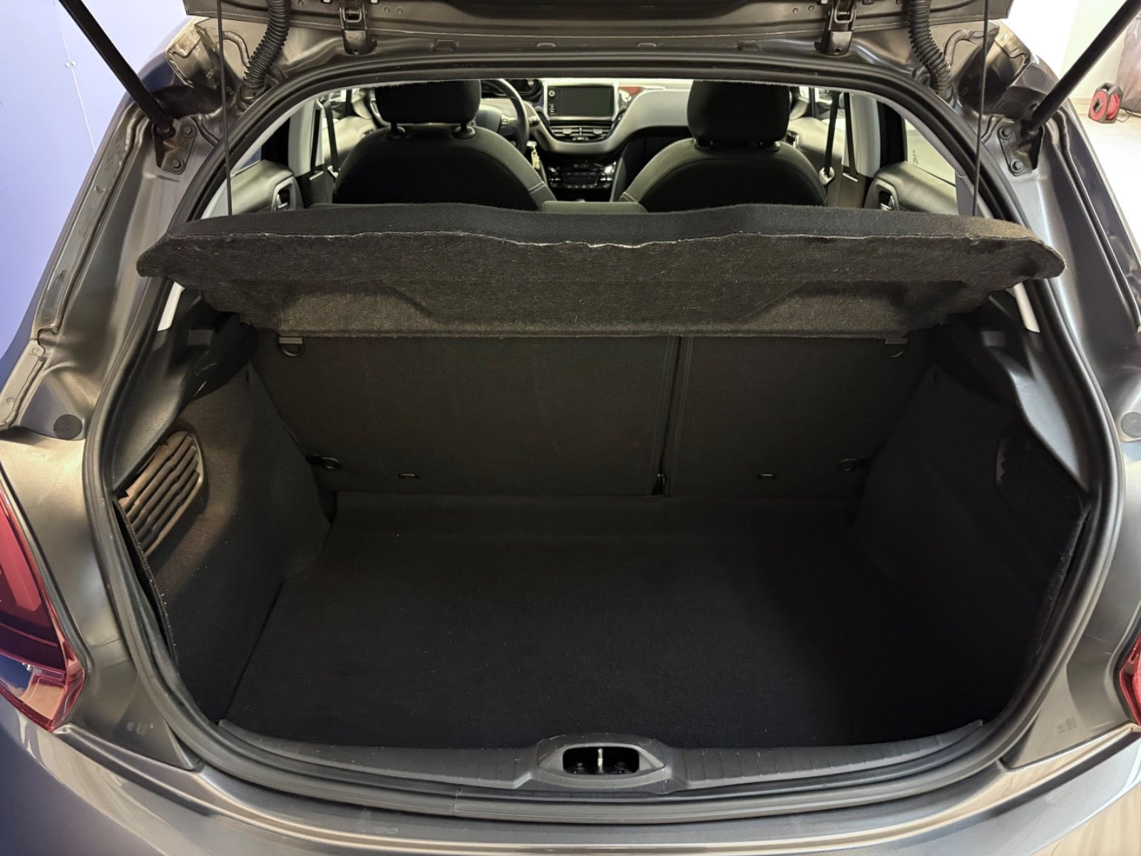 Grå Peugeot 208 fra 2019