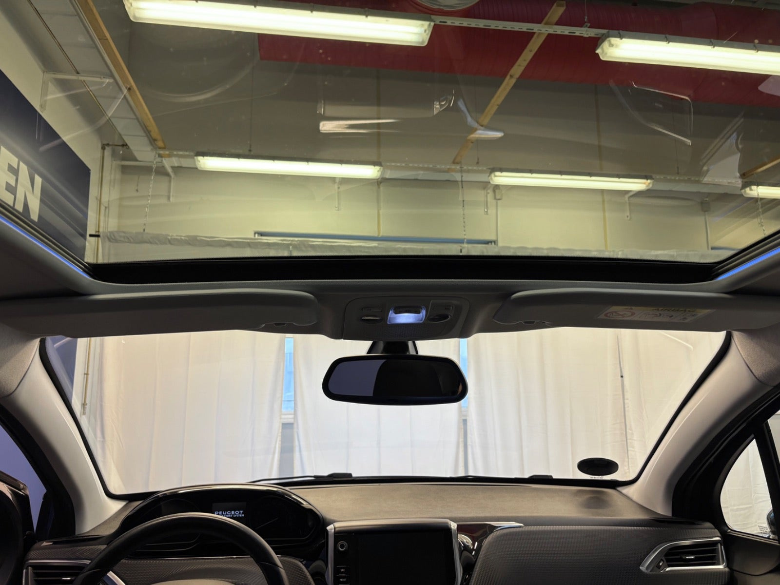Grå Peugeot 208 fra 2019