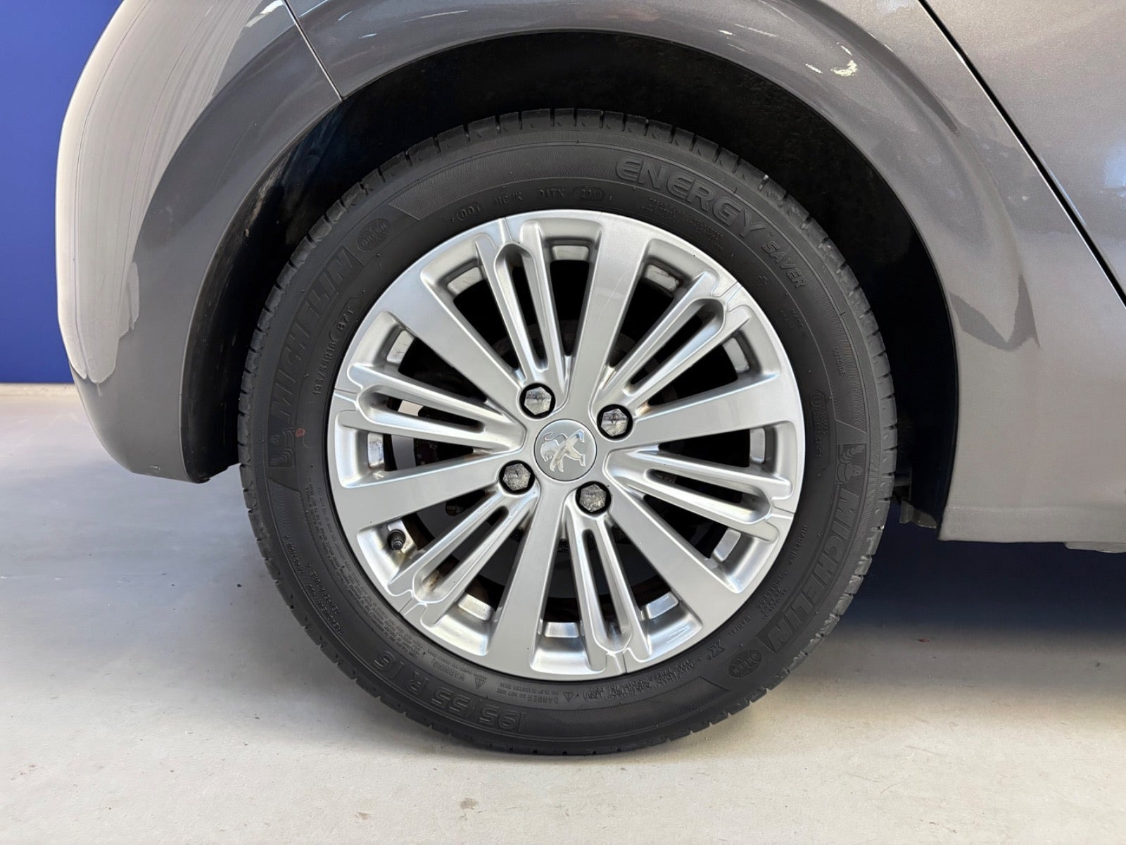 Grå Peugeot 208 fra 2019