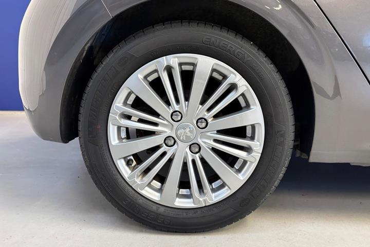 Grå Peugeot 208 fra 2019