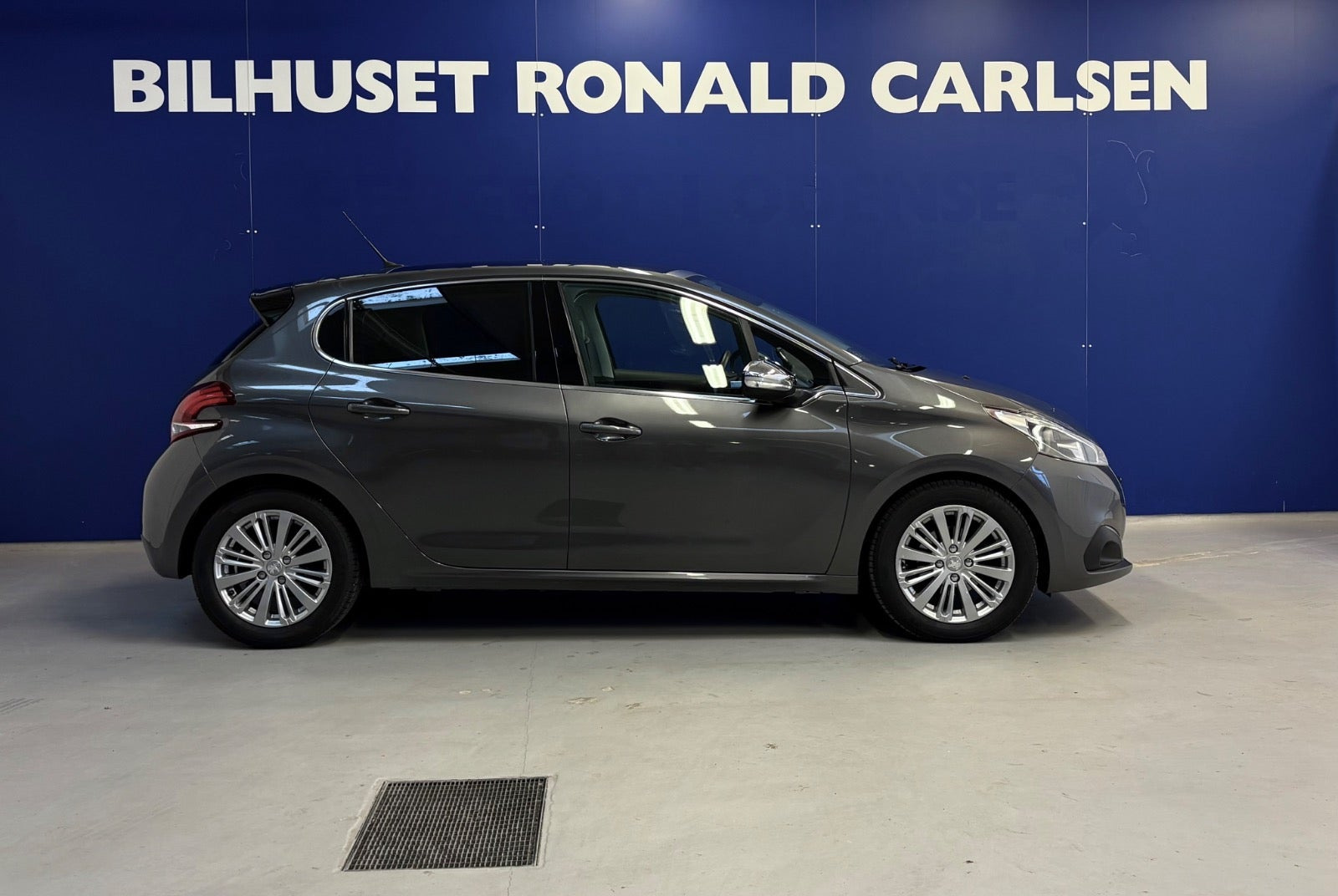 Grå Peugeot 208 fra 2019