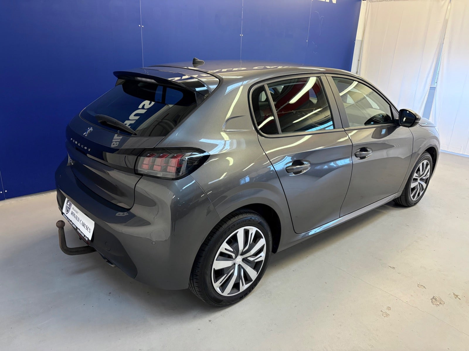 Grå Peugeot 208 fra 2020