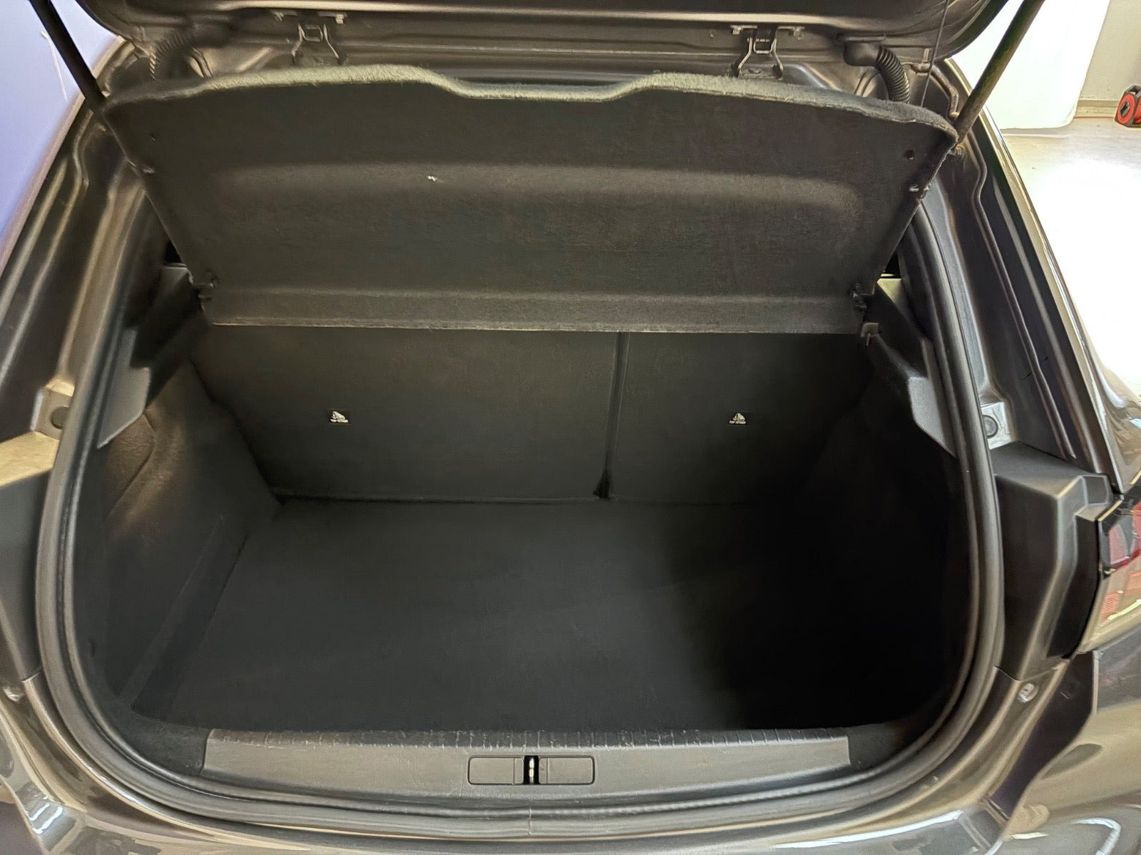 Grå Peugeot 208 fra 2020
