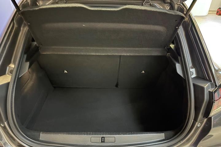 Grå Peugeot 208 fra 2020
