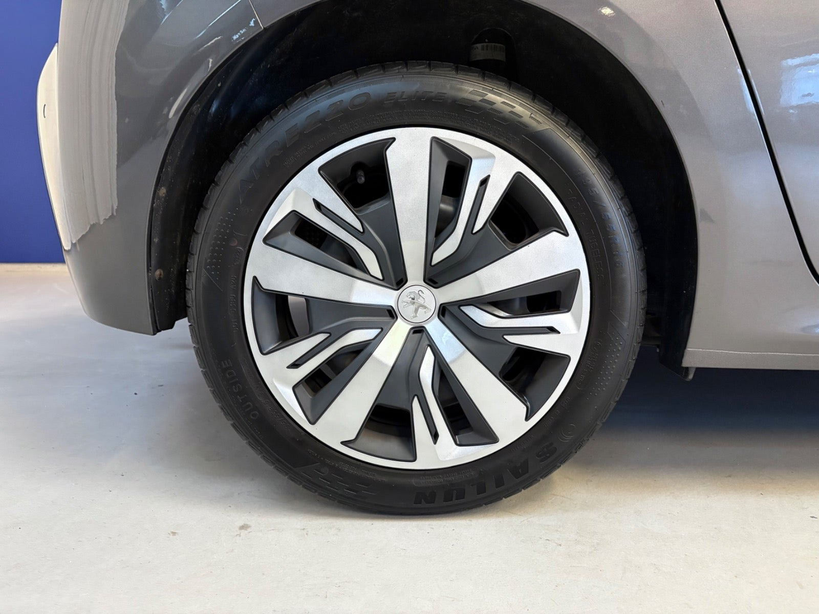 Grå Peugeot 208 fra 2020