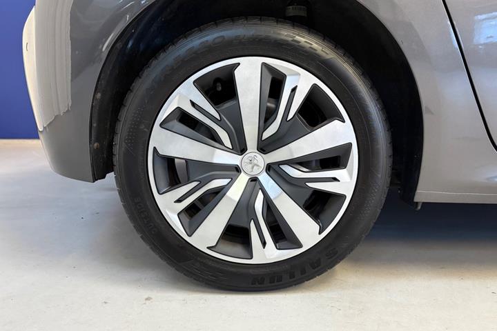 Grå Peugeot 208 fra 2020