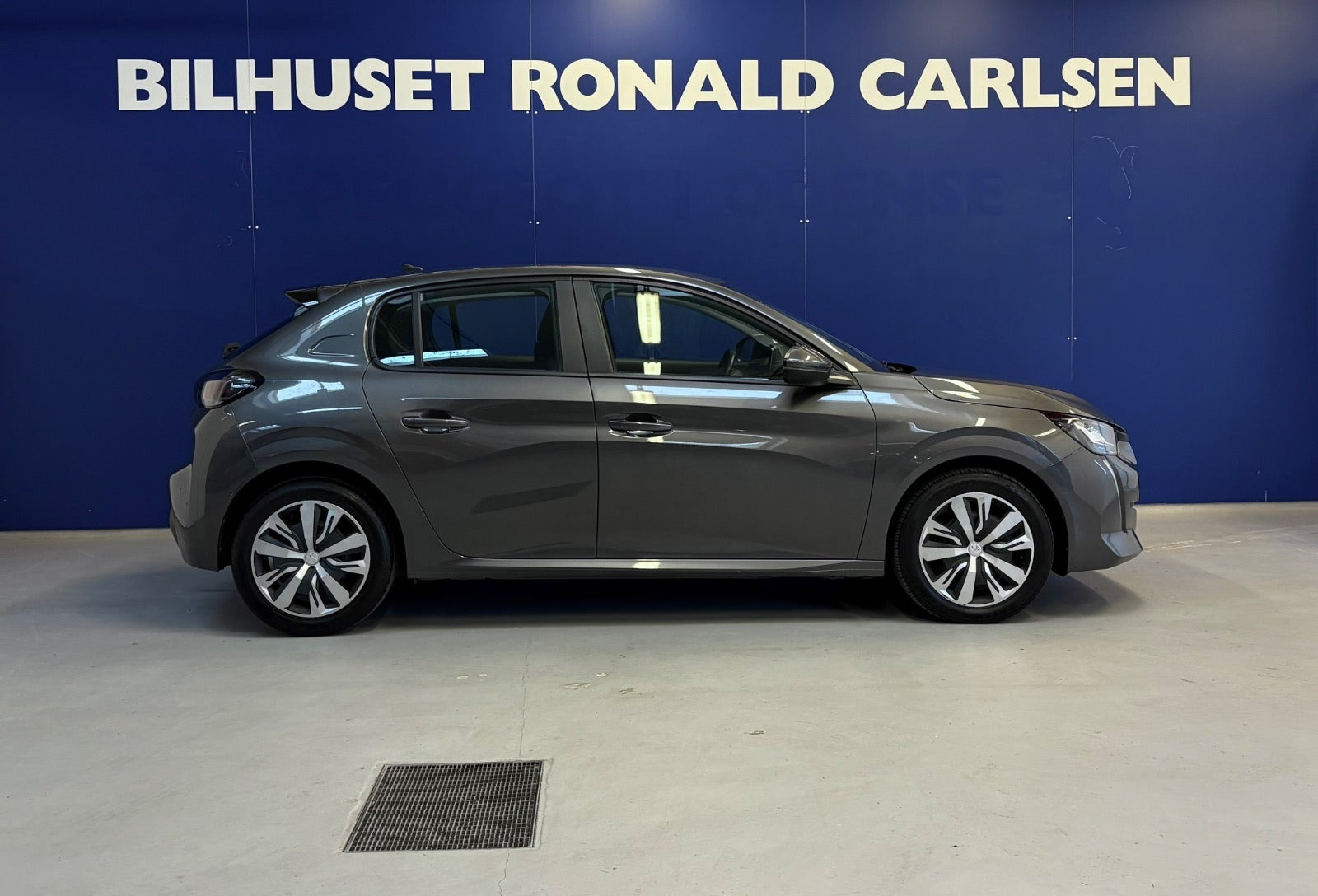 Grå Peugeot 208 fra 2020