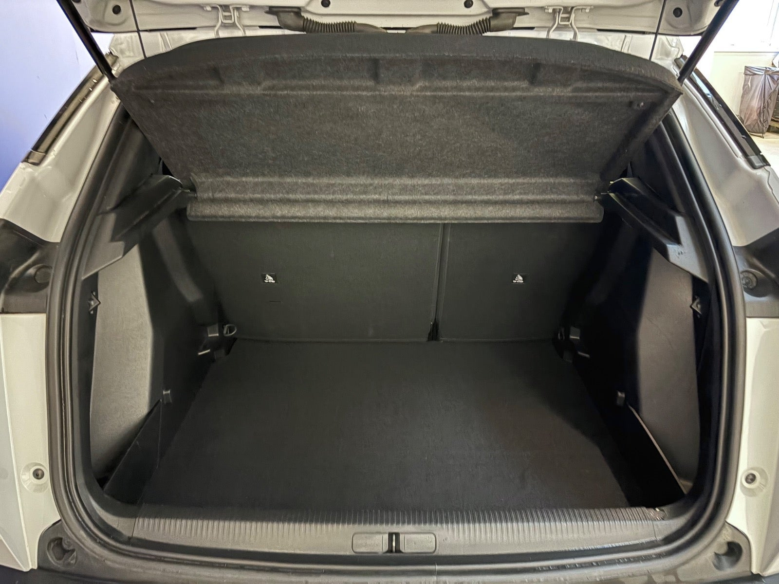 Hvid Peugeot e-2008 fra 2025